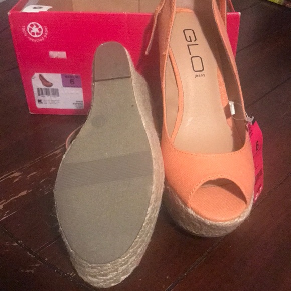 Coral colored size 6 wedge heel - Picture 2 of 4